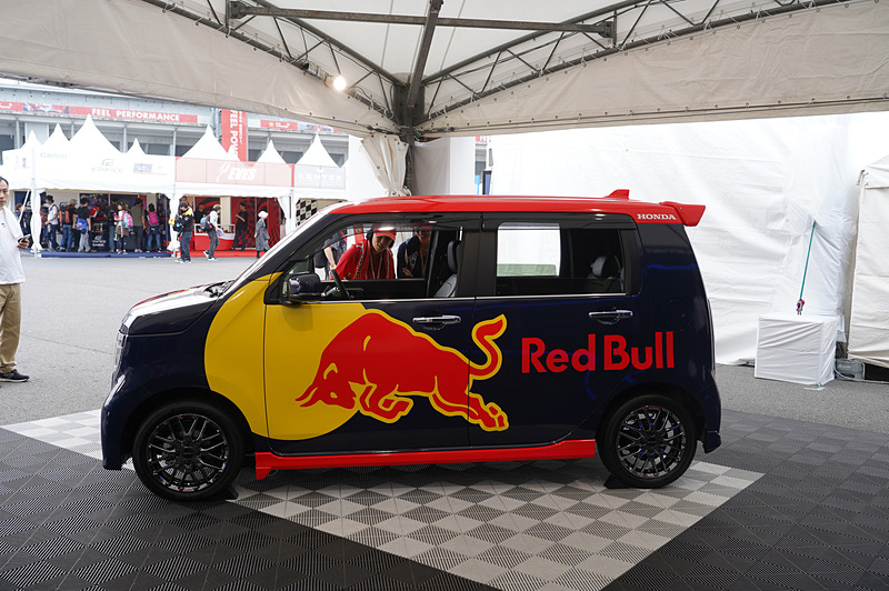 レッドブル・レーシング色のN-WGN カスタム