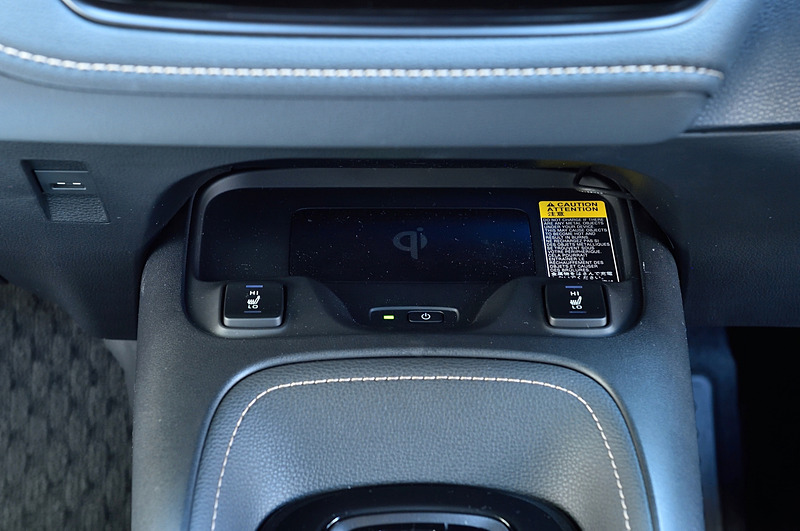 スマホをワイヤレスで充電できる「Qi」規格に対応する「おくだけ充電」もオプション設定。余談ではあるが、動いているクルマでもきちんと充電できるよう、スマホ側のコイルを探して、おくだけ充電側のコイルが動くようになっているという