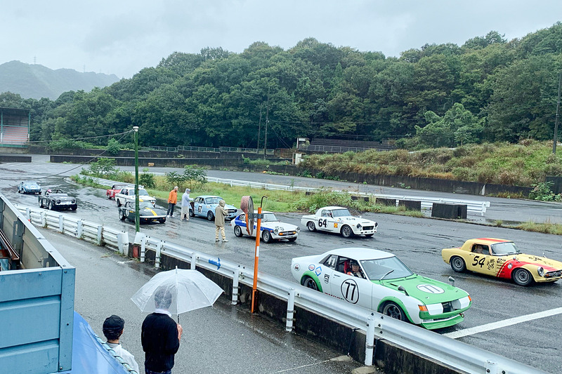 スプリントレースはセリカがホンダ「S800」を鼻の差で競り勝った。これはスタートグリッドでの写真