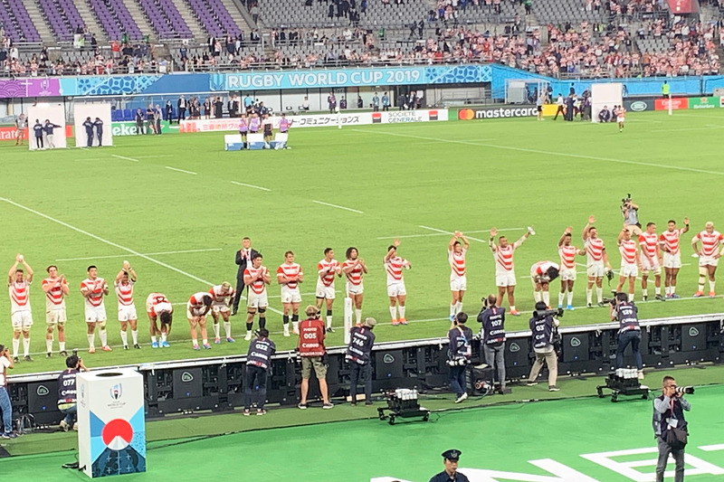 試合終了後、選手たちがスタンド前まで勝利のあいさつに来てくれた