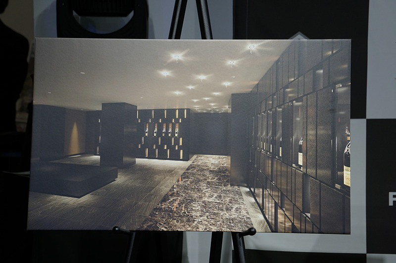 F1公式シャンパーニュのCARBONが持つイメージを物件に与えるため、居住者や来訪者を出迎える工ントランスエリアに、F1世界選手権全21大会それぞれのコースレイアウトをあしらった限定ボトルのコレクションを配置