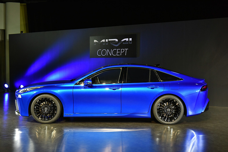 伸びやかなプロポーション。現行のMIRAIとは異なるジャンルのクルマに