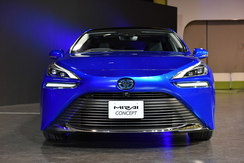 空気を取り入れるという化学反応をイメージした難しいコンセプトのフロントデザインから、素直でスタイリッシュなフロントデザインへ。初代のFCVとは役割が違うということだろう