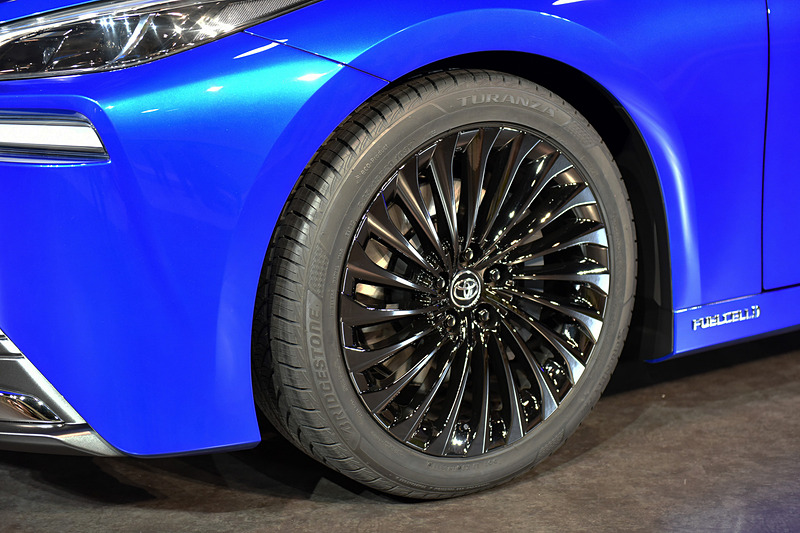 ホイールサイズは20インチ。タイヤサイズは245/45 R20。ブリヂストンのトランザを装着