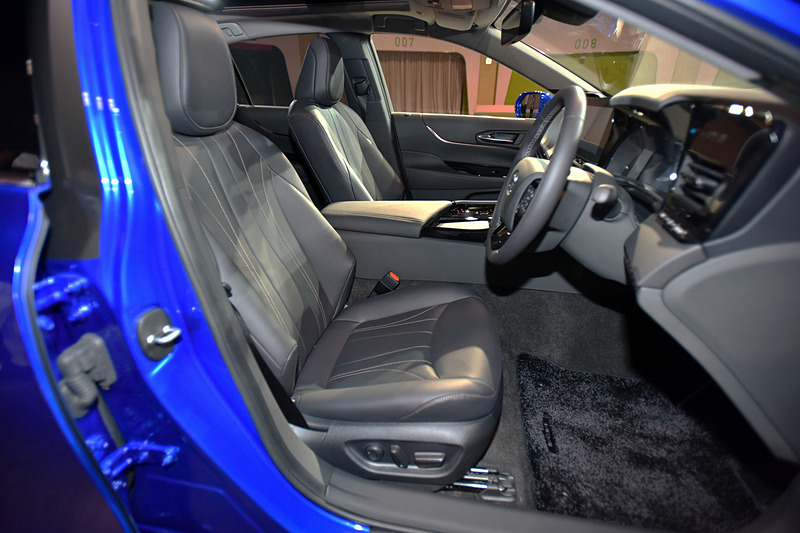 乗車定員は4名から5名へと増加した