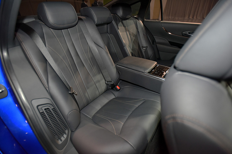 乗車定員は4名から5名へと増加した