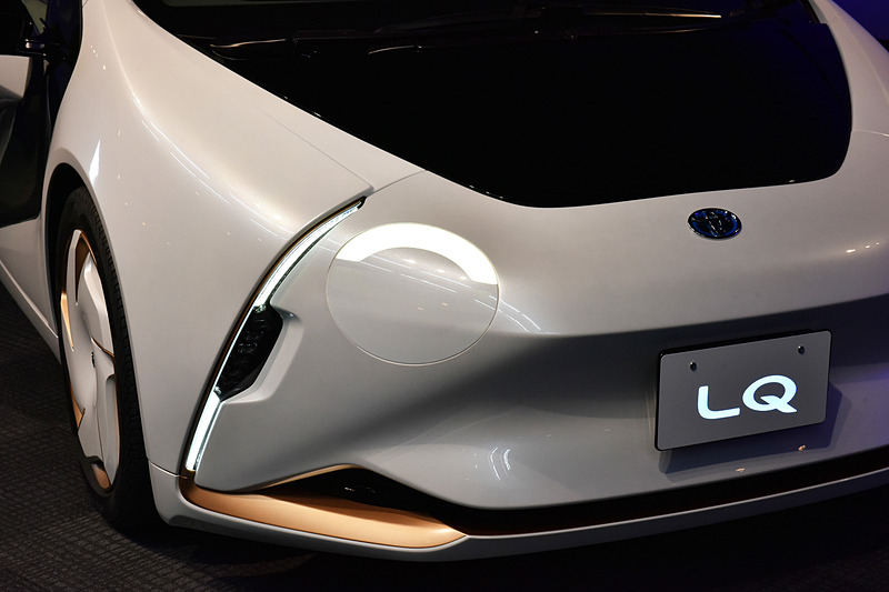 ヘッドライトで表情を作る