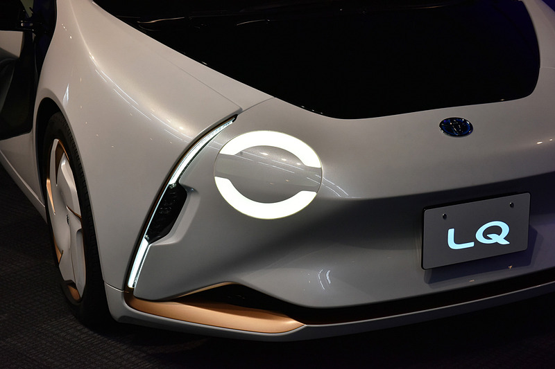 ヘッドライトで表情を作る