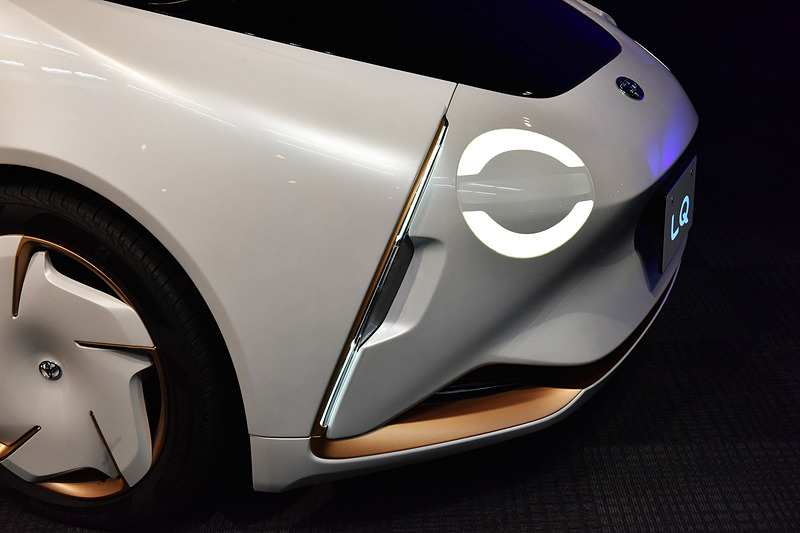 ヘッドライトで表情を作る