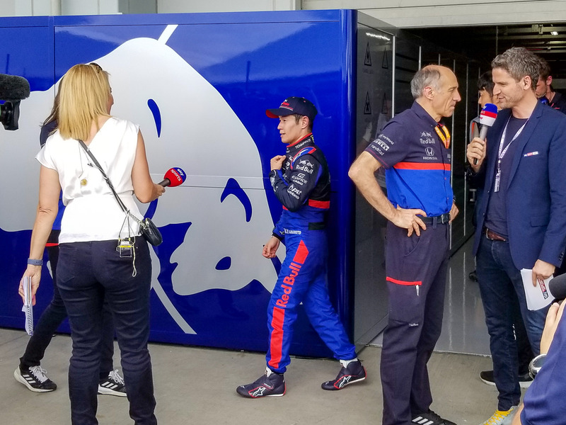 ガレージから出てくる山本選手。その横でトロロッソチーム代表のフランツ・トスト氏がインタビューされていた