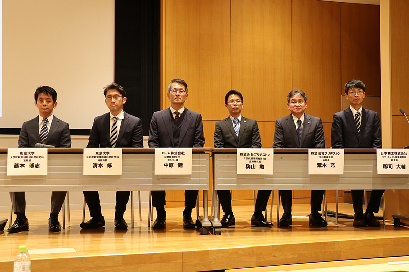 左から東京大学大学院新領域創成科学研究科 先端エネルギー工学専攻/大学院工学系研究科 電気系工学専攻 准教授 藤本博志氏、東京大学大学院新領域創成科学研究科 先端エネルギー工学専攻 特任助教 清水修氏、ローム株式会社 研究開発センター センター長 中原健氏、株式会社ブリヂストン 次世代技術開発第一部 主幹研究員 桑山勲氏、株式会社ブリヂストン 知的財産本部 本部長 荒木充氏、日本精工株式会社 パワートレイン技術開発部 副主務 郡司大輔氏