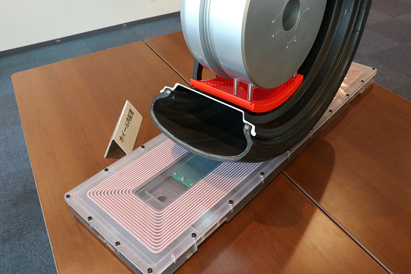 タイヤは非金属のベルトを採用。ホイールも炭素繊維素材を使ったものを採用してオレンジ色にしてある受電コイルにロスなく電気が届くようになっている