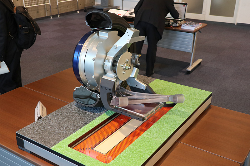 ホイールの外に受電コイルがあるが、ばね下ということでインホイールということだという