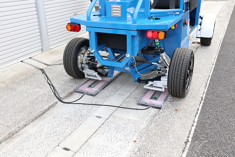 送電コイルの上に停車