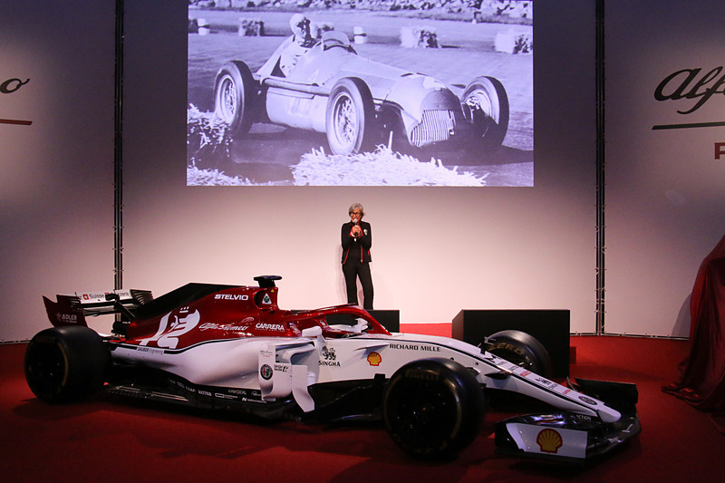 発表会の冒頭で、FCAジャパン株式会社 マーケティング本部 本部長 ティツィアナ・アランプレセ氏から、アルファ ロメオが歩んできたF1での歴史などが紹介された