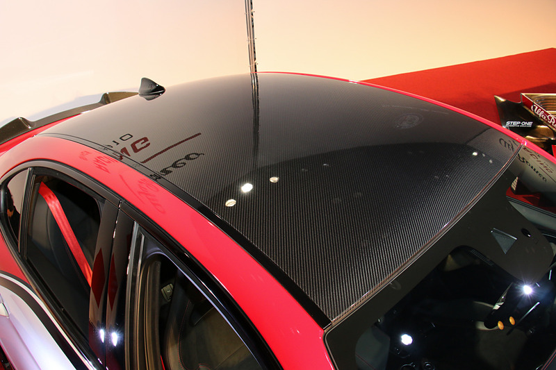 ルーフはカーボン製となる