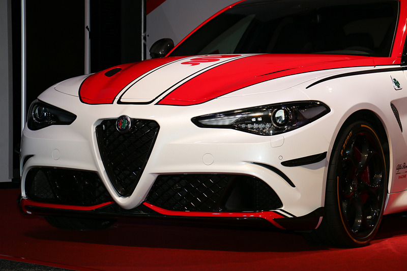 ザウバーエンジニアリングが手がけたカーボン製のエアロパーツをボディ各所に装着。ただし、フロントバンパーの中段に設定されているカナードは展示車のスポーツイメージを強調するためのアイテムで、実際に販売される車両には装着されない。大型サイドスカートにザウバーエンジニアリングのロゴを備える