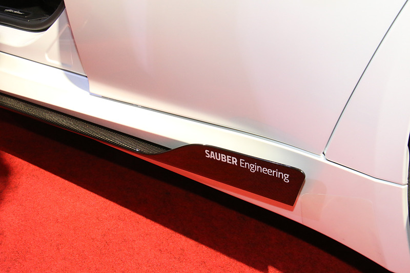 ザウバーエンジニアリングが手がけたカーボン製のエアロパーツをボディ各所に装着。ただし、フロントバンパーの中段に設定されているカナードは展示車のスポーツイメージを強調するためのアイテムで、実際に販売される車両には装着されない。大型サイドスカートにザウバーエンジニアリングのロゴを備える