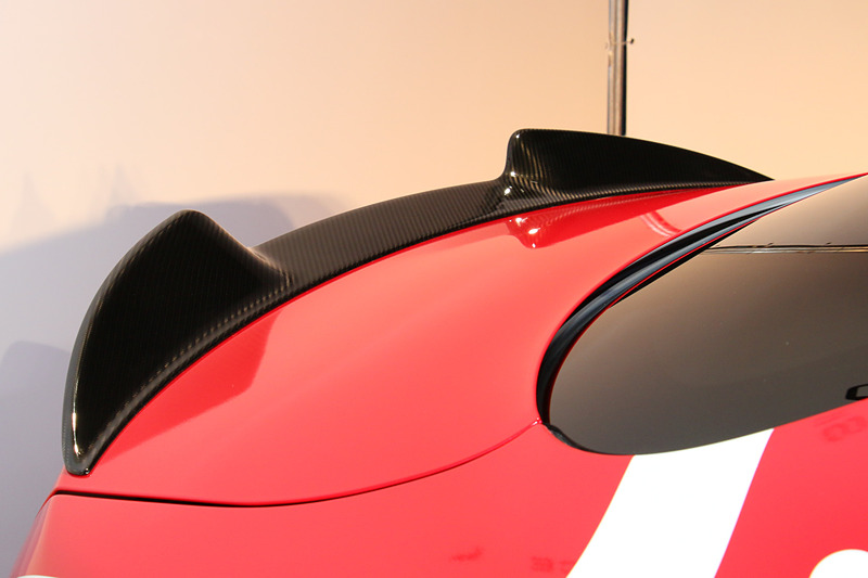 ザウバーエンジニアリングが手がけたカーボン製のエアロパーツをボディ各所に装着。ただし、フロントバンパーの中段に設定されているカナードは展示車のスポーツイメージを強調するためのアイテムで、実際に販売される車両には装着されない。大型サイドスカートにザウバーエンジニアリングのロゴを備える