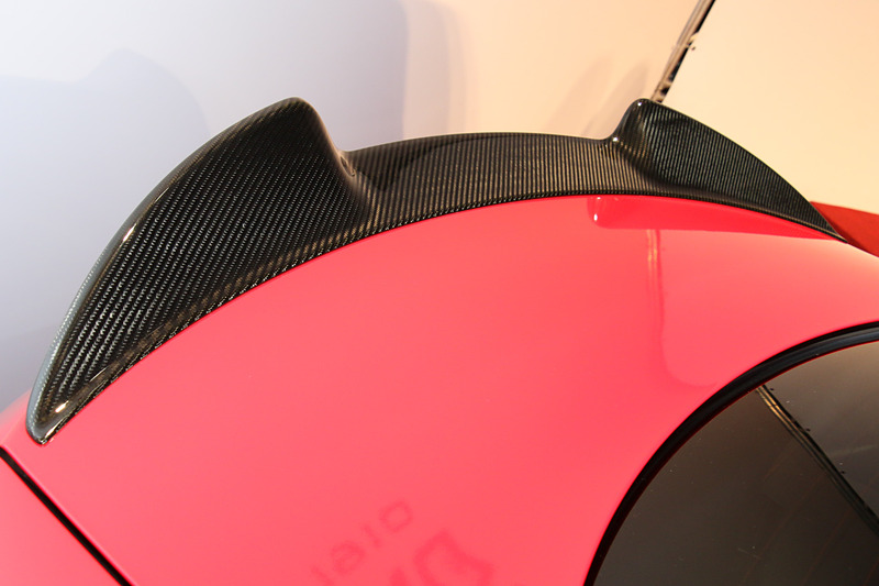 ザウバーエンジニアリングが手がけたカーボン製のエアロパーツをボディ各所に装着。ただし、フロントバンパーの中段に設定されているカナードは展示車のスポーツイメージを強調するためのアイテムで、実際に販売される車両には装着されない。大型サイドスカートにザウバーエンジニアリングのロゴを備える