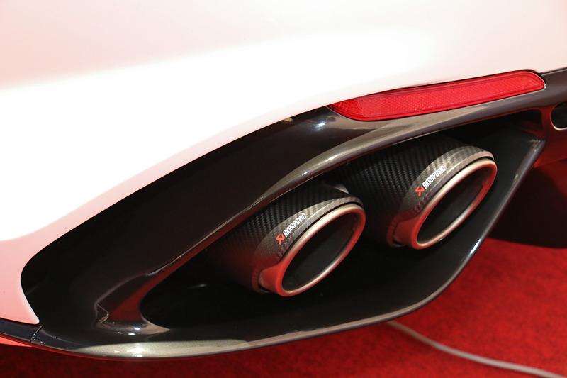 アクラポヴィッチ製チタンマフラーは左右に各2本のエキゾーストパイプを設定。外周に設定されたカーボン製カバーにアクラポヴィッチのロゴマークが入る