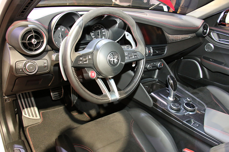 カーボンパーツなどを多用してレーシングマインドを高めたインテリア