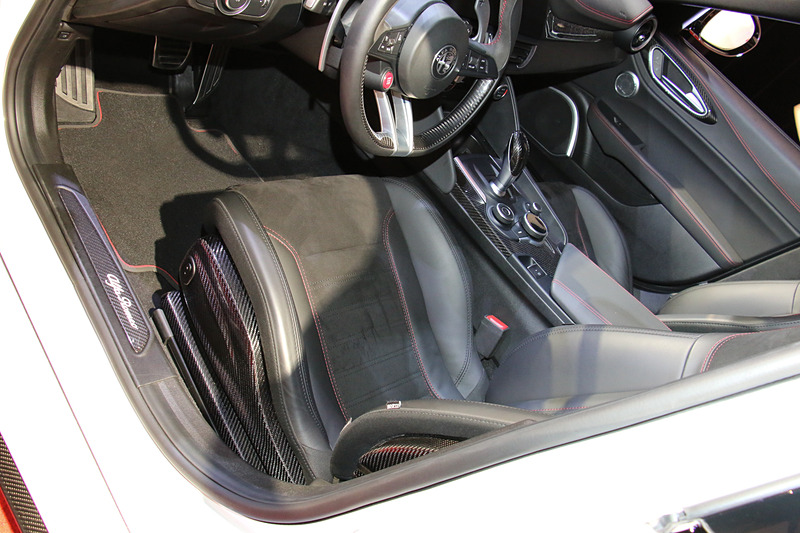 カーボンパーツなどを多用してレーシングマインドを高めたインテリア