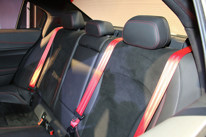 カーボンパーツなどを多用してレーシングマインドを高めたインテリア