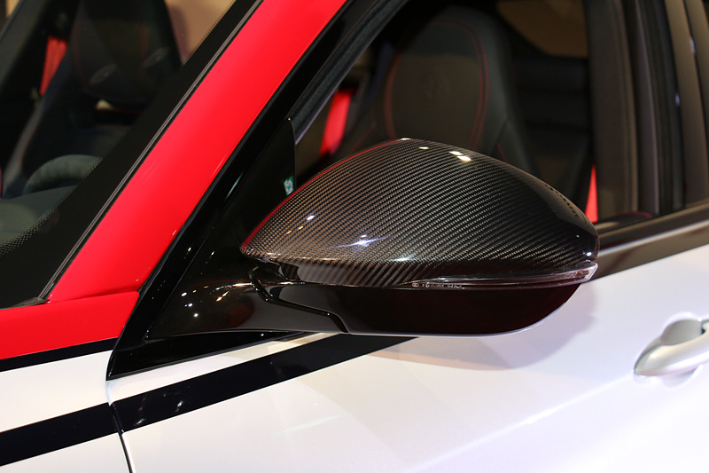 「カーボンV字型グリル」「グロスブラックフロントグリル」「カーボンエクステリアミラーハウジング」などの専用アイテムを装着。ルーフはピアノブラック塗装となる