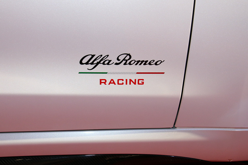 フロントドアにアルファ ロメオ・レーシングのステッカーを備える