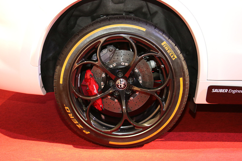 タイヤサイズはフロントが255/45R20、リアが285/40R20