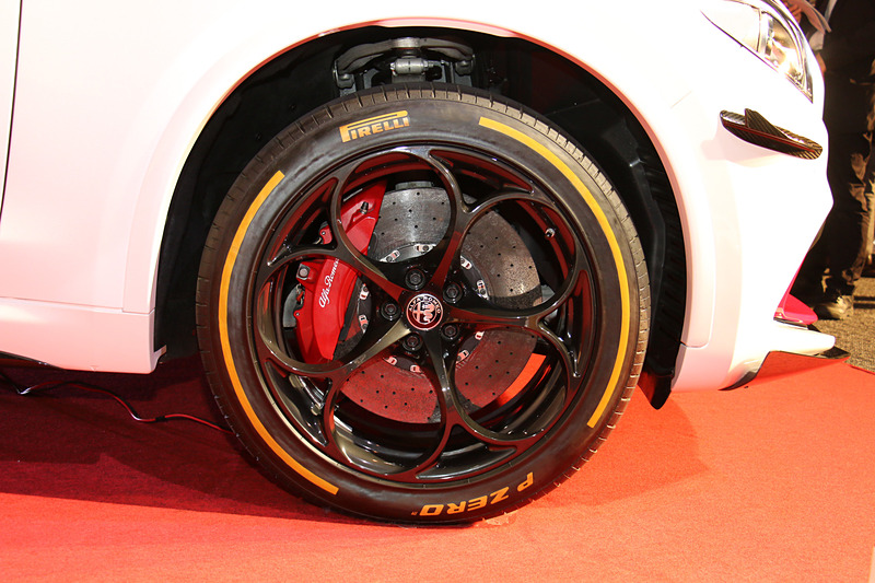 タイヤサイズはフロントが255/45R20、リアが285/40R20