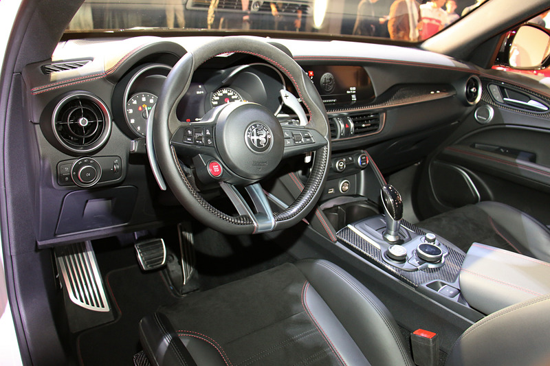 ステルヴィオ クアドリフォリオ F1 Tributoのインパネ