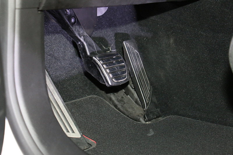 ベース車と同じくアルミニウム製のスポーツペダル＆フットレストを標準装備