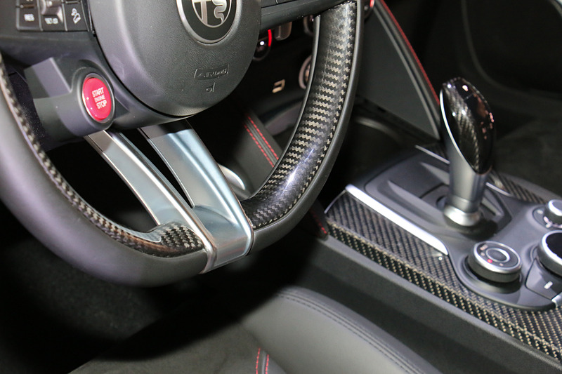 ステアリングホイールやシフトセレクター、センターコンソールなどにカーボン素材を使用する