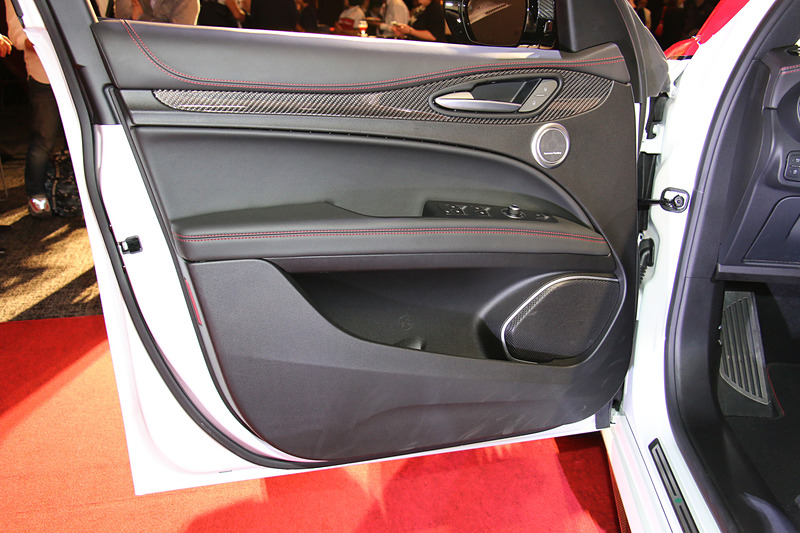 harman/kardonプレミアムオーディオシステムを標準装備