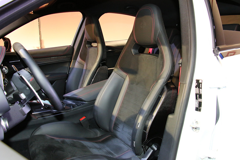 スパルコ製のカーボンバケットシートを装備。シートベルトはレッドになる