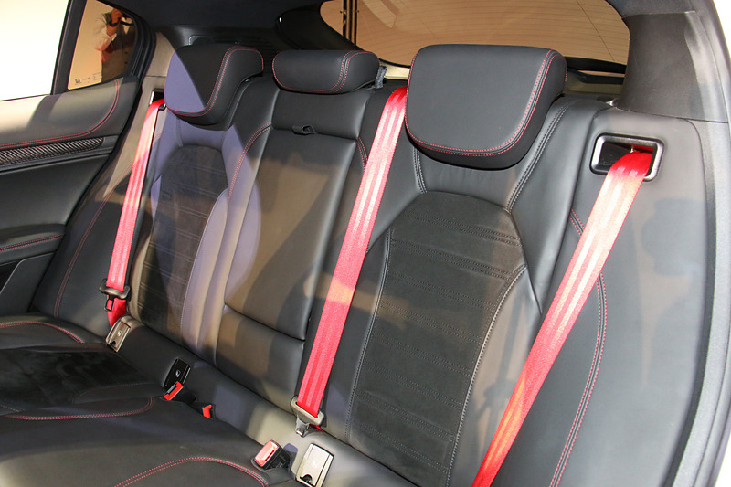 スパルコ製のカーボンバケットシートを装備。シートベルトはレッドになる