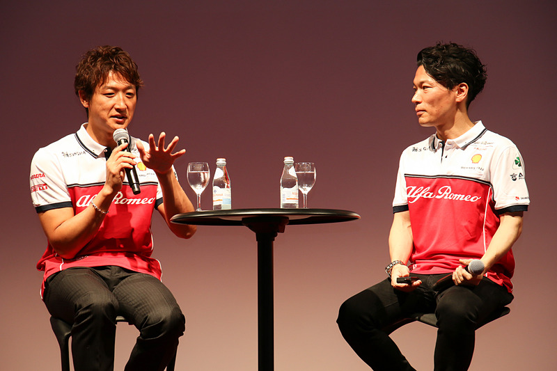 元F1ドライバーであるゲストの井出有治選手（左）とFCAジャパン株式会社 アルファ ロメオ プロダクトマネージャーの平野智氏（右）の2人によるトークショー