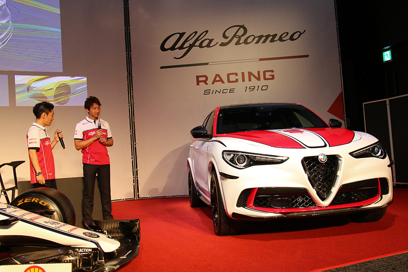 展示された限定車のF1 Tributoを実際に見ながら変更点などについて解説。車内で赤いシートベルトを発見した井出選手は「イタリアっぽい」とテンションが上がっていた