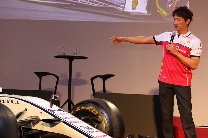 平野氏からF1マシンで重要なポイントがどこになるのか質問され、井出選手はフロアが全体のダウンフォースに影響する大切な部分になると説明