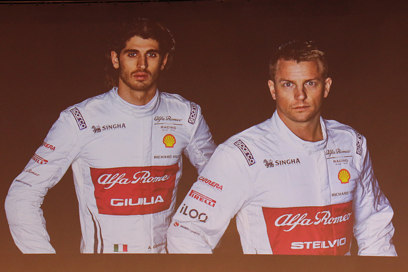 トークショーの終了後に、アルファ ロメオ・レーシングのアントニオ・ジョヴィナッツィ選手（左）とキミ・ライコネン選手（右）によるビデオメッセージを放映。限定車についての感想や、週末に行なわれるF1日本グランプリに向けた意気込みなどが語られた