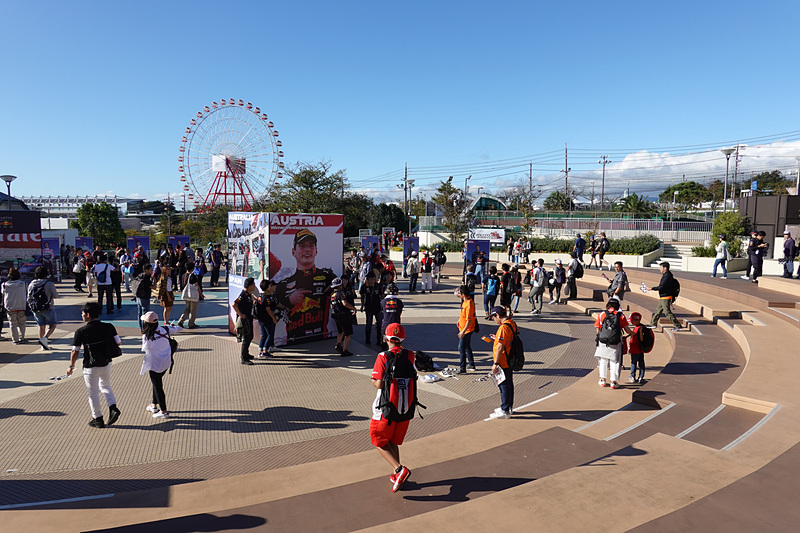 メインゲート前の広場では記念写真を撮る人が