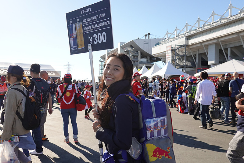 ゲートをくぐるとレッドブルのお姉さんがお出迎え。レッドブルを飲んで応援したいところ