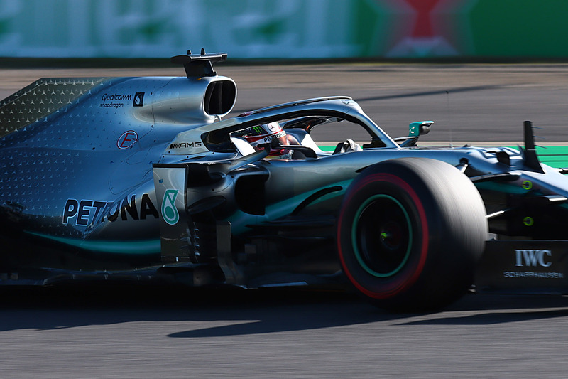 3位になったルイス・ハミルトン選手（44号車 メルセデス）。接触により右のミラーがなくなっている