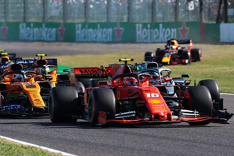 マックス・フェルスタッペン選手（右後方、33号車 レッドブル・レーシング・ホンダ）がスタート後の2コーナーで、2位から4位に下がっていたシャルル・ルクレール選手（手前、16号車 フェラーリ）と接触。ランオフエリアに飛び出した