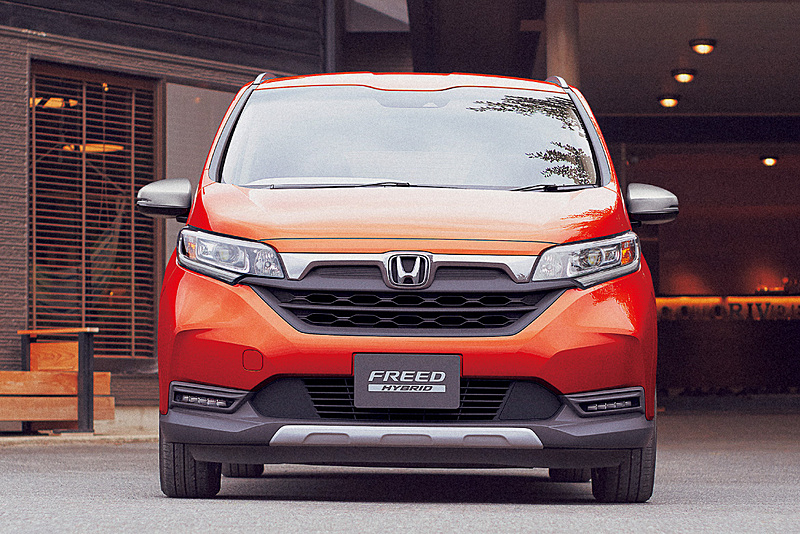 クロスターは開口部を広く見せるフロントグリル、プロテクターを思わせるシルバー加飾を備えた前後バンパー、専用のルーフレールなどを採用してクロスオーバースタイルの外観としている