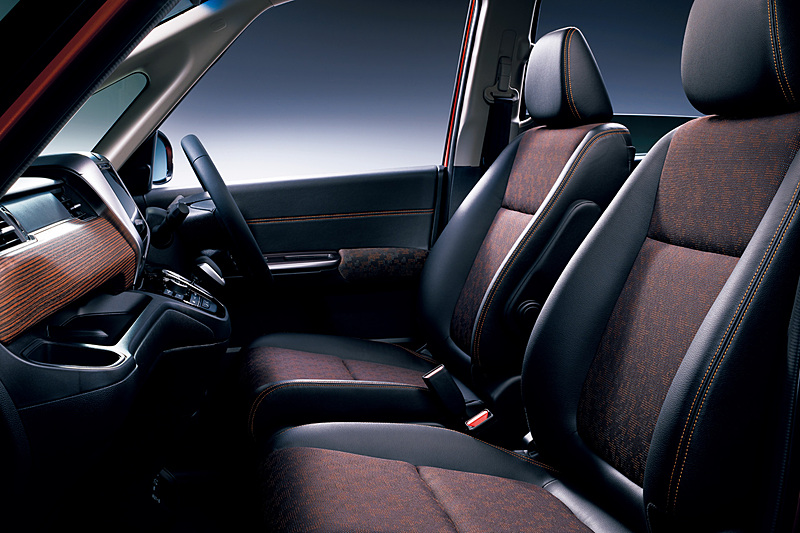 クロスターは専用プライウッド調パネルやデジタル柄の専用シート表皮などを使ってアウトドアレジャーの非日常感を表現