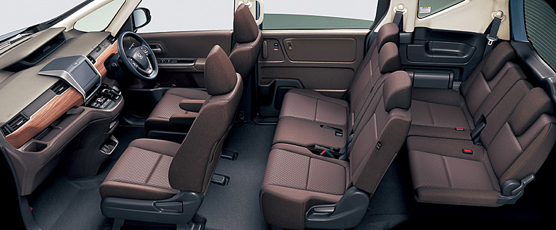 フリード HYBRID G Honda SENSINGのインテリア。2列目シートは6人乗りのキャプテンシートと7人乗りのベンチシートの2種類を設定