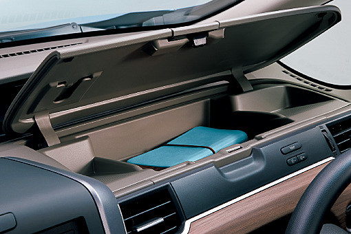 車内の収納スペースは豊富に用意されている